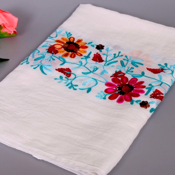 NWOT BOHO WHITE FLORAL EMBROIDERY SCARF/SHAWL - Picture 4 of 4